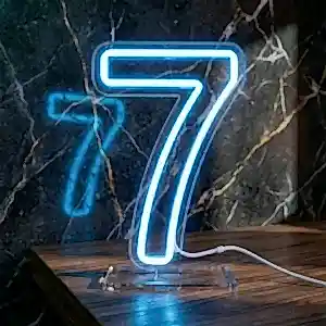 Sayı 7 şeklinde dekoratif turuncu renkli LED neon rakam tabela.